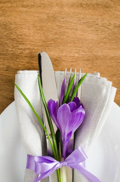 Ajuste de mesa festivo de primavera con flor fresca . — Foto de Stock