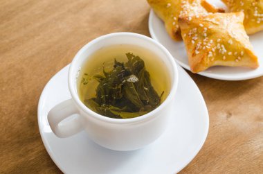 Yeşil çay ve pasta rustik ahşap tablo