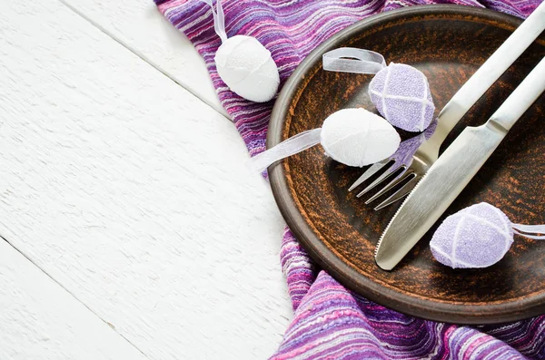 Festliche Tischdekoration für das Osteressen mit Eiern — Stockfoto