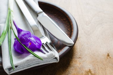 Taze çiçek bahar şenlikli sofra.