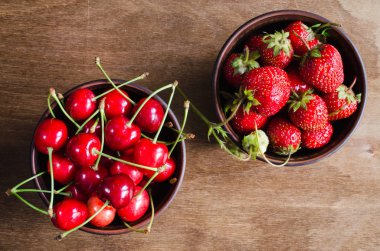 Taze olgun çilek ve vişne. Rustik tarzı.