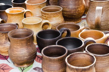 Rustik tarzda boş seramik çanak çömlek.