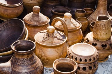 Rustik tarzda boş seramik çanak çömlek.