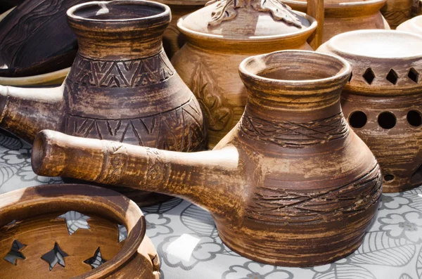 Rustik tarzda boş seramik çanak çömlek.