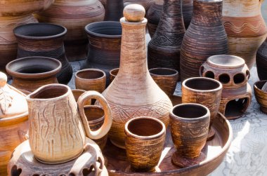 Rustik tarzda boş seramik çanak çömlek.