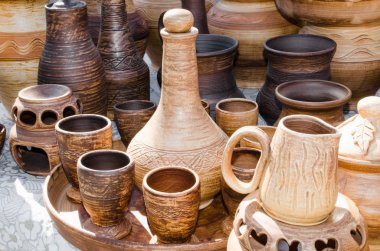 Rustik tarzda boş seramik çanak çömlek.