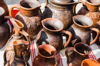 Rustik tarzda boş seramik çanak çömlek.