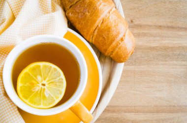 Taze kruvasanlar ve çay ile Servis Kahvaltı