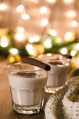 Noel arifesi için geleneksel yumurta likörü kokteyl.