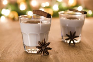 Noel arifesi için geleneksel yumurta likörü kokteyl.