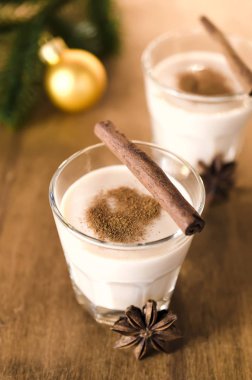 Noel arifesi için ev yapımı yumurta likörü kokteyl.
