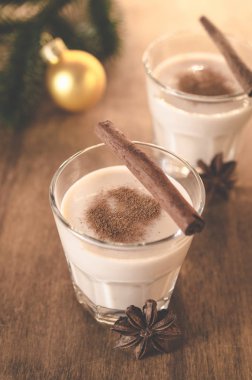Noel arifesi için ev yapımı yumurta likörü kokteyl.