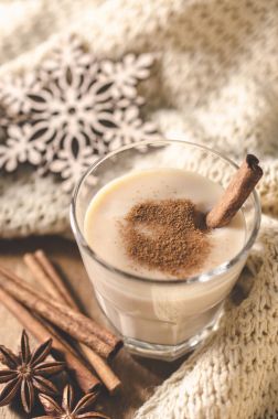 Noel arifesi için ev yapımı yumurta likörü kokteyl.