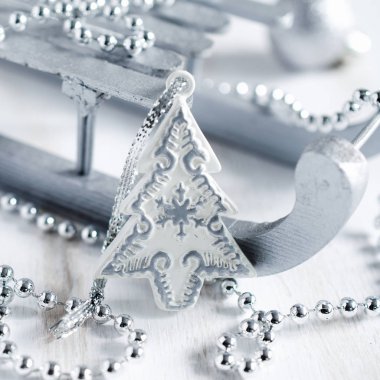 Noel arka plan gümüş süslemeli.