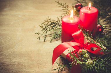 Ahşap arka planda noel süslemesi
