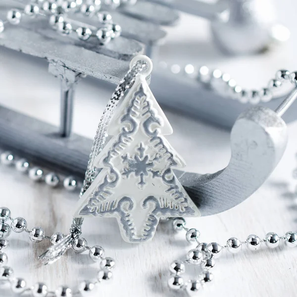 Noel arka plan gümüş süslemeli.