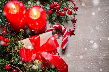 Ahşap arka planda noel süslemesi