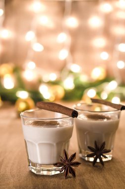 Noel arifesi için geleneksel yumurta likörü kokteyl.