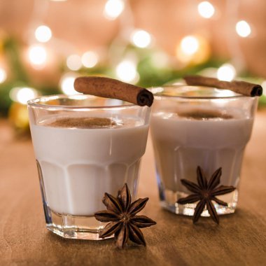 Noel arifesi için ev yapımı yumurta likörü kokteyl.