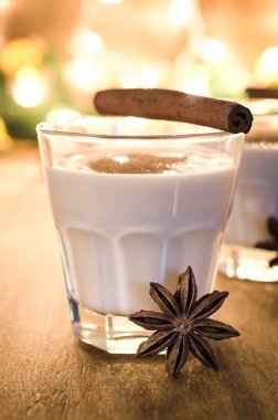 Noel arifesi için ev yapımı yumurta likörü kokteyl.