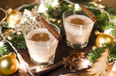 Noel arifesi için geleneksel yumurta likörü kokteyl.