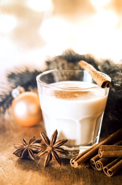 Noel arifesi için ev yapımı yumurta likörü kokteyl.