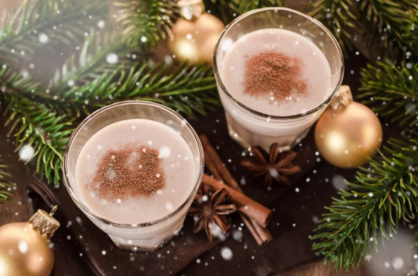 Traditioneller Eierlikör-Cocktail für Heiligabend. — Stockfoto