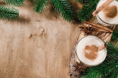 Noel arifesi için ev yapımı yumurta likörü kokteyl.