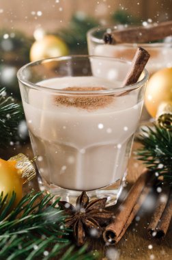 Noel arifesi için geleneksel yumurta likörü kokteyl.
