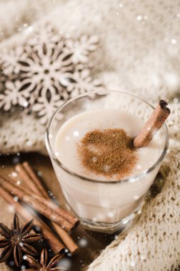 Noel arifesi için ev yapımı yumurta likörü kokteyl.