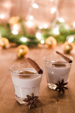 Noel arifesi için geleneksel yumurta likörü kokteyl.
