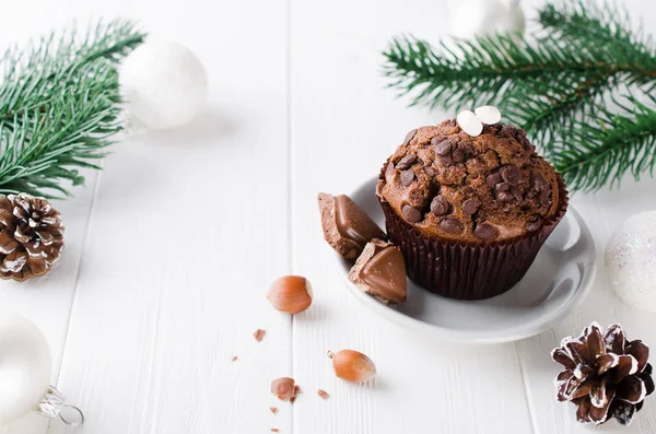 Muffin czekolady na białym tle drewniane. — Zdjęcie stockowe