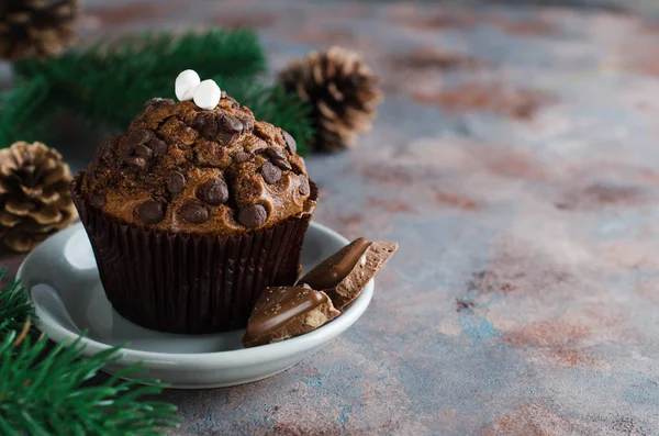 Czekolada muffin i gałęzie jodły. Czas Bożego Narodzenia. — Zdjęcie stockowe