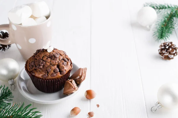 Boże Narodzenie czekolada muffin na biały drewniany stół. — Zdjęcie stockowe