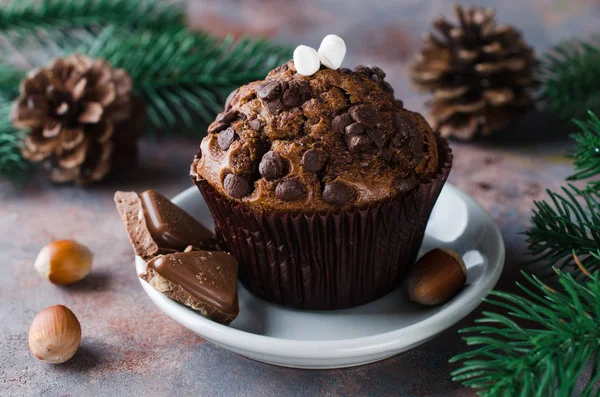 Czekolada muffin i gałęzie jodły. Czas Bożego Narodzenia. — Zdjęcie stockowe
