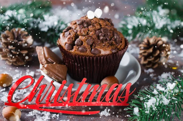 Muffin czekolady i napis Wesołych Świąt. — Zdjęcie stockowe