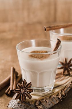 Noel arifesi için geleneksel yumurta likörü kokteyl.