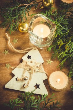 Ahşap arka planda noel süslemesi