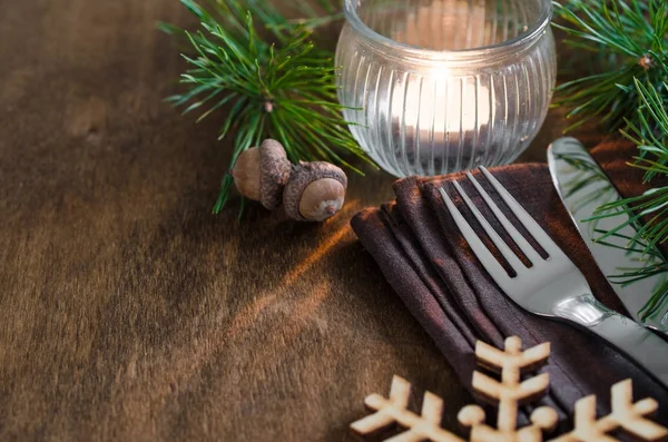 Rustic Christmas table setting with candle. — Stock Photo, Image