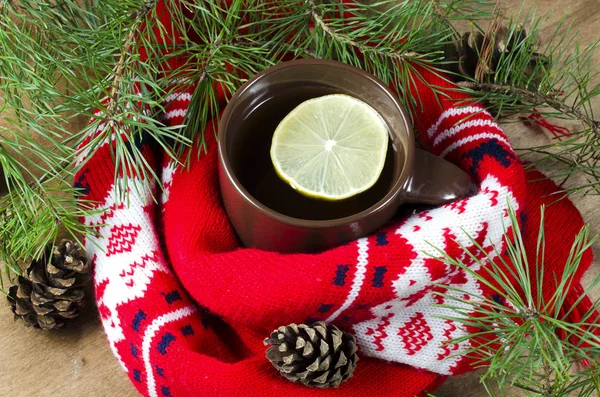 Heißer Wintertee und weihnachtlicher roter Schal. — Stockfoto