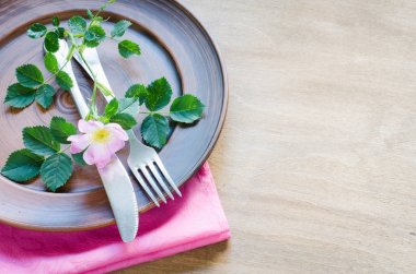 Pembe çiçekli Festival Tablo ayarı.