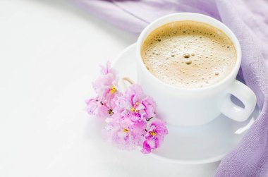 Beyaz fincan sabah kahve ya da kapuçino.