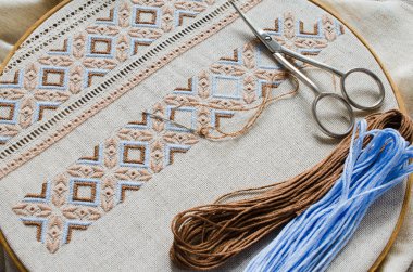 Nakış çember ile parça kumaş işlemeli.