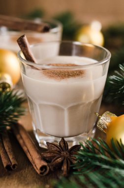 Noel arifesi için ev yapımı yumurta likörü kokteyl.