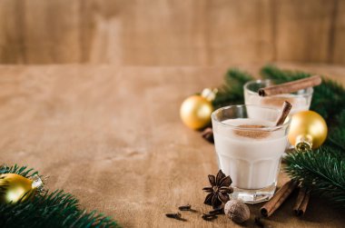 Noel arifesi için ev yapımı yumurta likörü kokteyl.