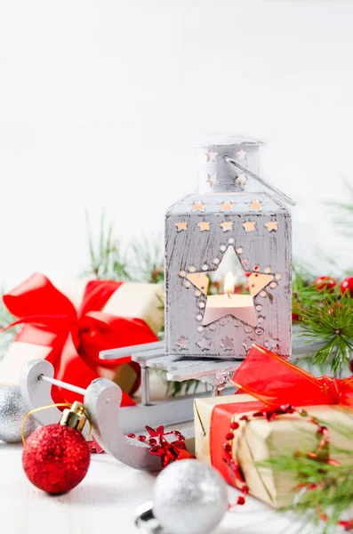 Bodegón de Navidad con linterna y decoraciones —  Fotos de Stock