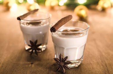 Noel arifesi için ev yapımı yumurta likörü kokteyl.