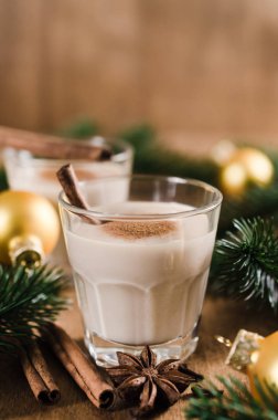 Noel arifesi için ev yapımı yumurta likörü kokteyl.