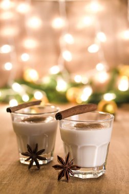 Noel arifesi için ev yapımı yumurta likörü kokteyl.