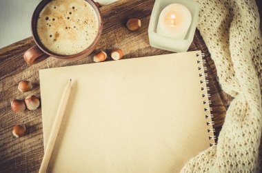 Vintage defter kalem, mum ve kahve ile